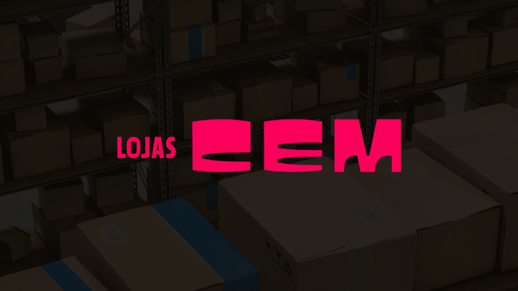 fundo-com-caixas-empilhadas-logo-da-lojas-cem-a-frente