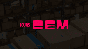 fundo-com-caixas-empilhadas-logo-da-lojas-cem-a-frente