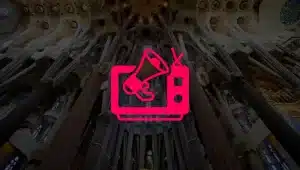 televisão com um megafone saindo de dentro